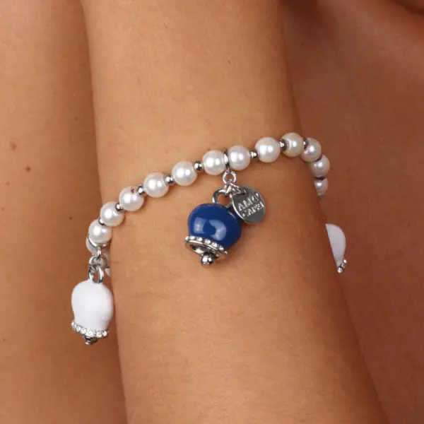 CAPRI Bracciale elastico con perle, ciondoli campanelle portafortuna bianche, blu e cristalli 3571693 - immagine 2