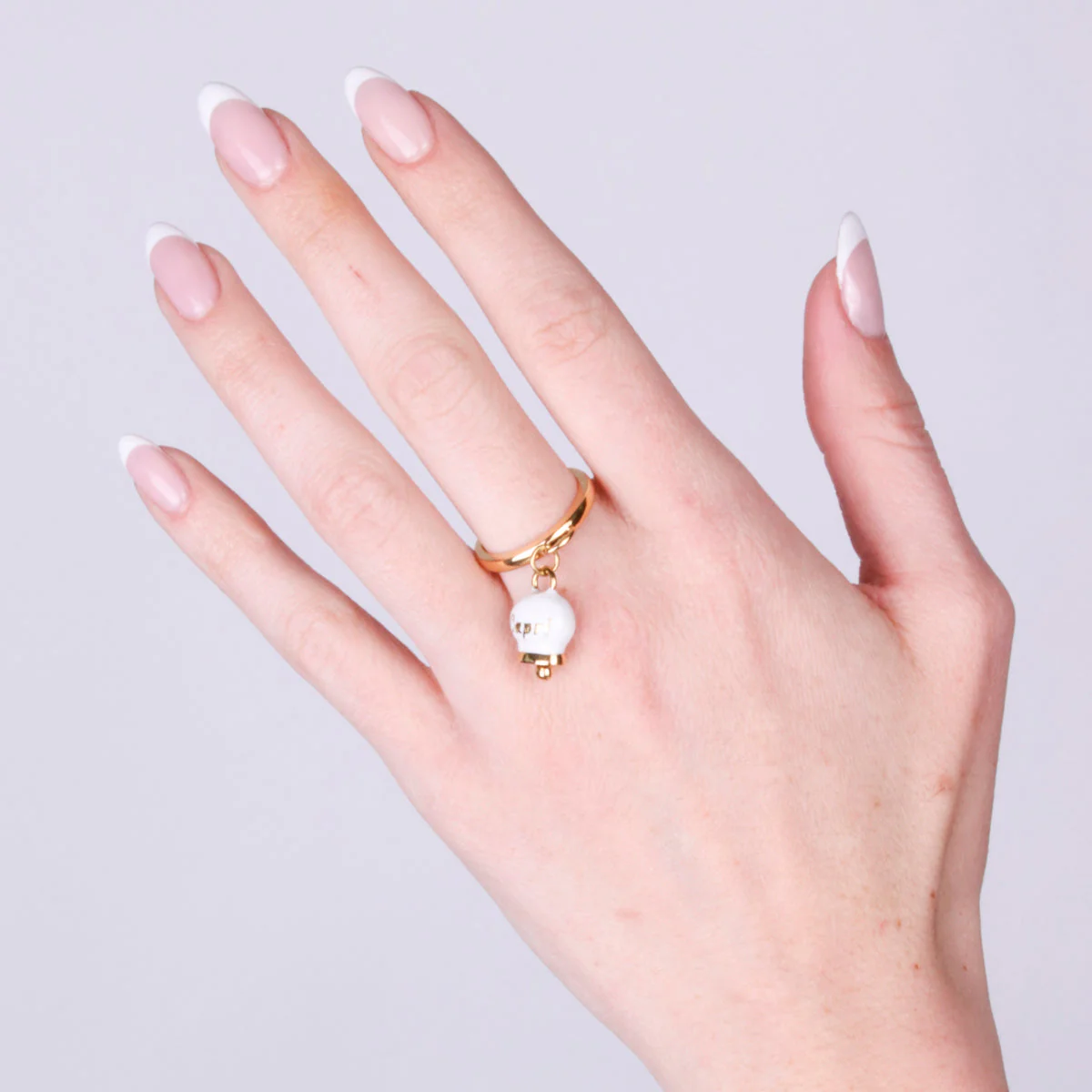CAPRI Anello in Acciaio con campanella bianca dorata 3150036 - immagine 2