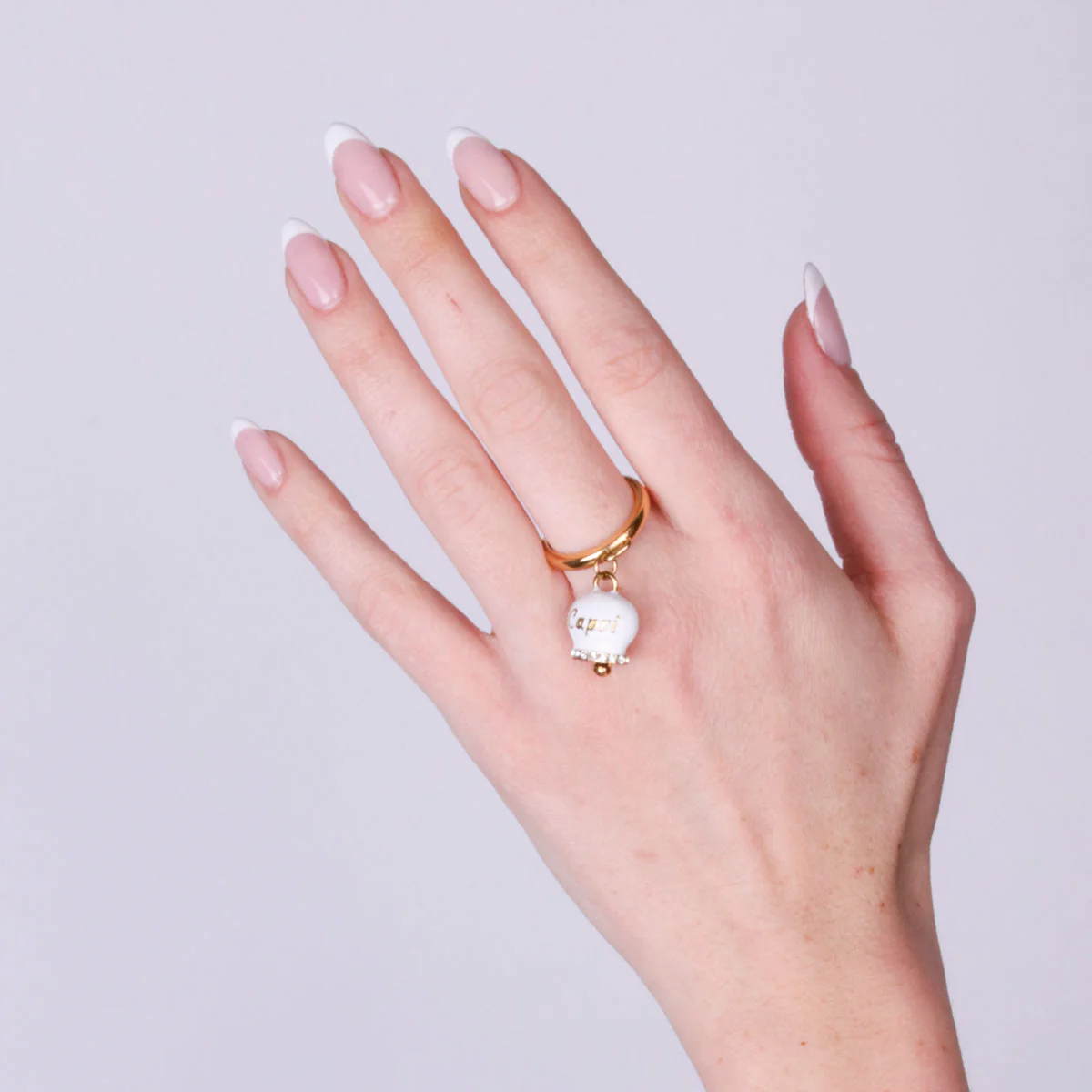 CAPRI Anello in Acciaio con campanella bianca dorata 3150047 - immagine 2